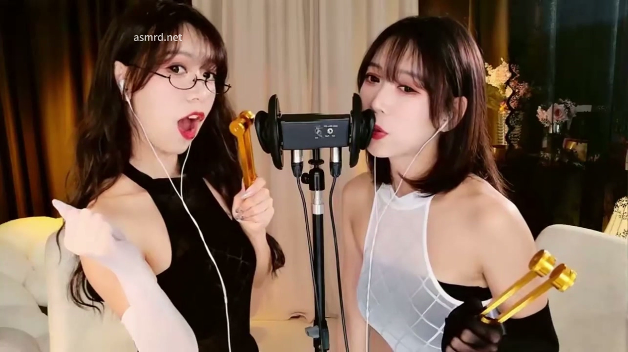 圈圈 双人掏耳朵.mp4_20251225_202904.220.jpg [在线+网盘]斗鱼隔壁的苏苏 直播前流出双人福利等 3V 3GB  第3张